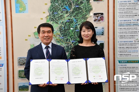 NSP통신-박성일 군수(사진 왼쪽)가 진은실 기아대책 팀장과 업무협약을 체결하고 있다.