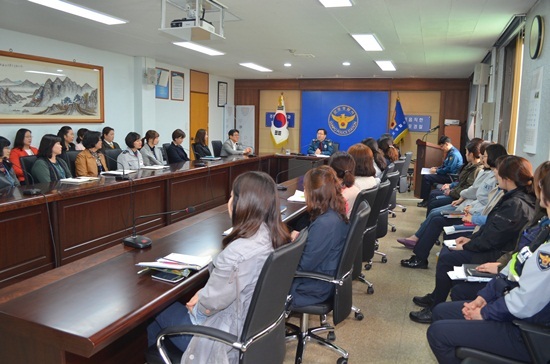 NSP통신-전한 직장문화 조성을 위한 경찰서장과 간담회를 개최하고 있다. (군포경찰서)