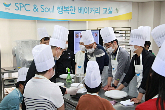 NSP통신-경기도 고양시에 위치한 장애인 제과제빵 작업장인 소울베이커리에서 열린 직업체험교실 (SPC그룹 제공)