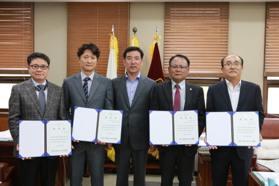 NSP통신-최근 평택시의회 의장실에서 지난해 회계연도 결산검사위원들에게 위촉장을 수여했다. 사진은 위촉된 의원들이 수여식 후 기념촬영을 하고 있는 모습. (평택시의회)