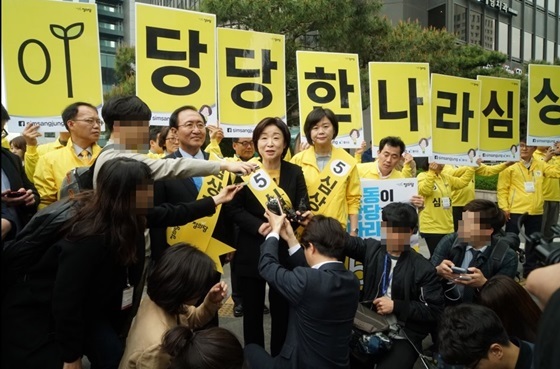 NSP통신-심상정 정의당 후보가 17일 오전 8시 서울 여의도 유세를 진행하고 있다. (정의당)