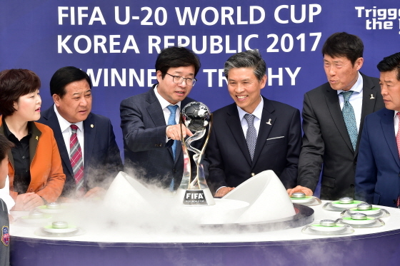 NSP통신-(왼쪽부터) 염태영 수원시장(세번째)과 곽영진 FIFA U-20 월드컵조직위원회 상근 부위원장(네번째)이 FIFA U-20 월드컵 우승 트로피를 살펴보며 대화를 나누는 모습. (수원시)