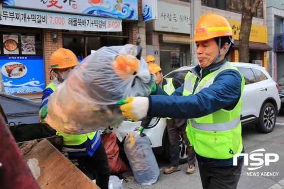 NSP통신-지난 14일 이태훈 대구 달서구청장이 쓰레기를 수거하고 있다. (사진 = 대구광역시 달서구 제공)