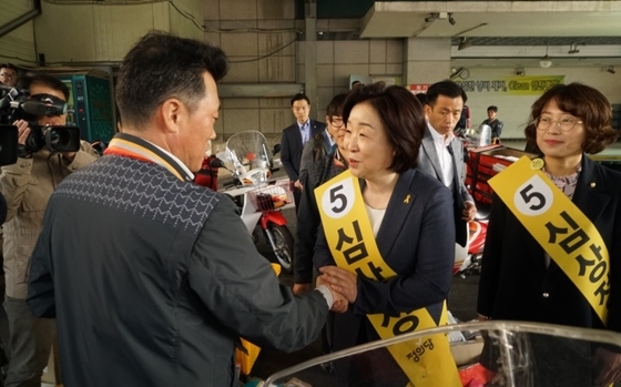 NSP통신-심상정 정의당 대선 후보가 인천 계양 우편집중국을 방문하고 있다. (정의당)