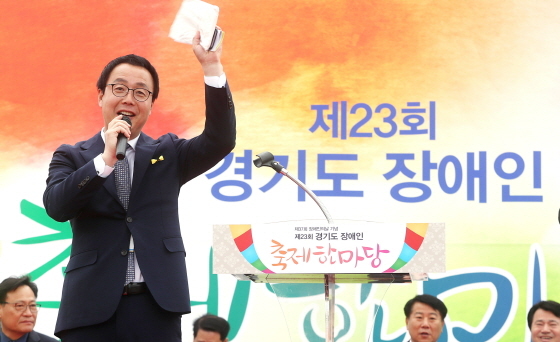 NSP통신-18일 오전 11시 경기 오산종합운동장에서 열린 제23회 경기도 장애인 축제 한마당에 정기열 의장이 참석해 축사를 하고 있다. (경기도의회)