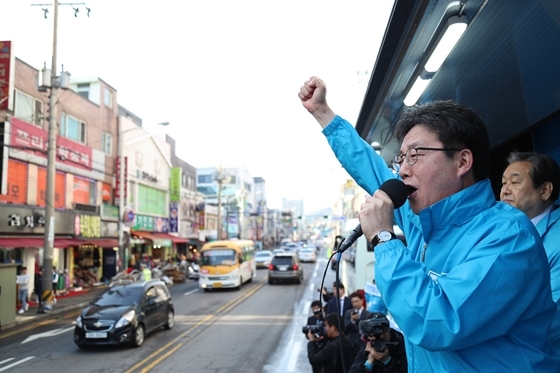 NSP통신-유승민 바른정당 대선 후보가 경기도 북부 도시인 의정부 제일시장 앞 유세차에서 지지를 호소하고 있다. (바른정당)