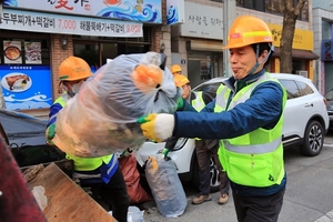 [NSP PHOTO]대구 달서구, 간부급 공무원 참여 생활쓰레기 수거 실시