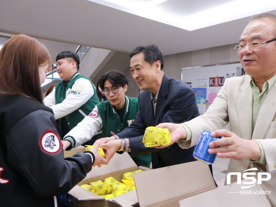 NSP통신-경일대학교는 18일 중간고사를 앞두고 중앙도서관에서 시험공부 중인 학생들에게 간식배달 행사를 진행했다. (사진=경일대학교)