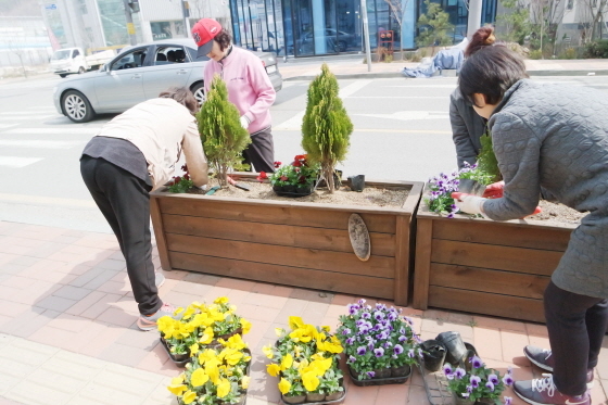 NSP통신-19일 수원 광교종합사회복지관과 광교대학로 지역주민들아 꽃길조성을 하고 있다. (광교종합사회복지관)