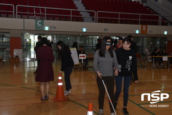 NSP통신-시각장애학우를 위한 케인을 이용한 체험을 하고 있는 학생들. (사진=대구한의대)