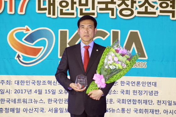 NSP통신-대상을 수상한 김윤태 평택시의회 의장. (평택시의회)
