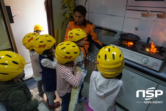 NSP통신-경산유치원은 18일 경북소방본부의 구조구급과를 초청하여 이동안전체험교육을 실시했다. (사진=경산교육청)