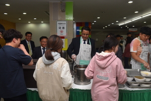 [NSP PHOTO]대구한의대 변창훈 총장, 중간고사 맞아 자장면 배식 응원