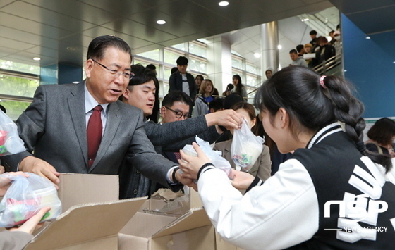 NSP통신-영남대 서길수 총장과 이훈일 총학생회장이 중간시험 첫 날 아침, 간식을 나눠주고 있다. (사진=영남대)