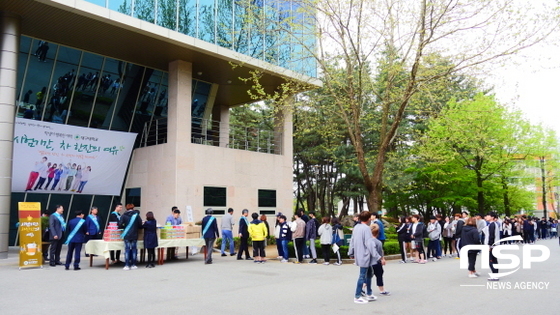 NSP통신-20일 차 한 잔의 여유 행사에서 학생들이 간식을 받기 위해 긴 줄을 서고 있다. (사진=대구대학교)