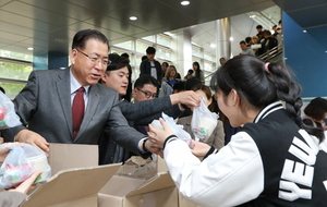 [NSP PHOTO]서길수 영남대 총장, 중간시험 첫 날 아침 A+ 간식 배달