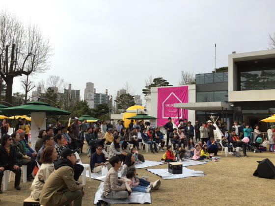 NSP통신-지난 벚꽃 축제 당시 굿모닝하우스를 찾은 도민들 모습. (경기도)