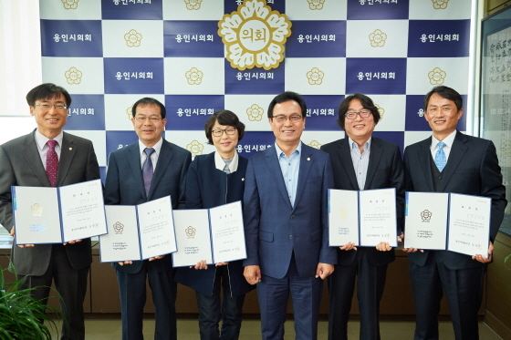 NSP통신-경기 용인시의회(의장 김중식)가 최근 선임된 지난해 회계연도 결산검사위원 5인에게 21일 위촉장을 수여하고 결산검사를 한다. (용인시의회)