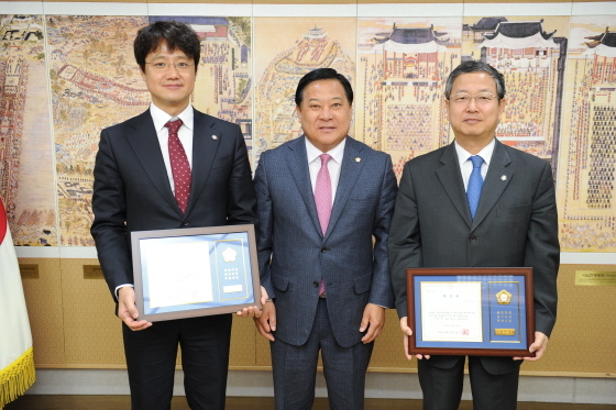 NSP통신-(왼쪽부터) 이승빈 변호사, 김진관 의장, 강태순 변호사가 사진촬영을 하는 모습. (수원시의회)