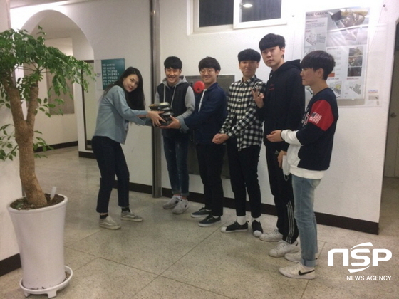 NSP통신-대구과학대학교 건축인테리어과 학생들이 중간고사 기간동안 총학생회에서 진행한 도시락 이벤트에 당첨돼 도시락을 받고 기념촬영을 하고 있다. (사진=대구과학대학교)