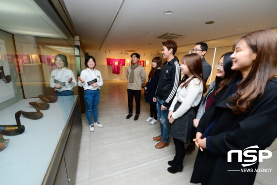 NSP통신-대구보건대학교 인당뮤지엄이 마련한 도슨트 투어에 학생들이 참여하고 있다. (사진=대구보건대학교)