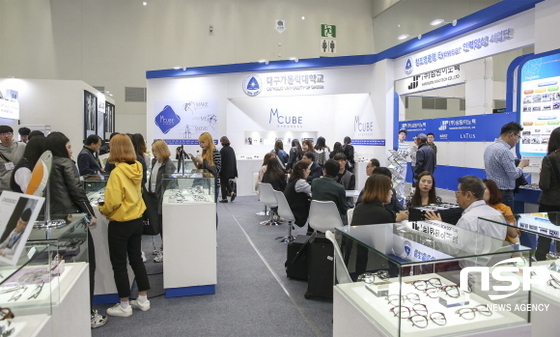 NSP통신-대구국제안경전에 참가한 대구가톨릭대 Eyewear사업단의 홍보 부스에서 관람객과 학생들이 전시된 제품들을 살펴보고 있다. (사진=대구가톨릭대학교)