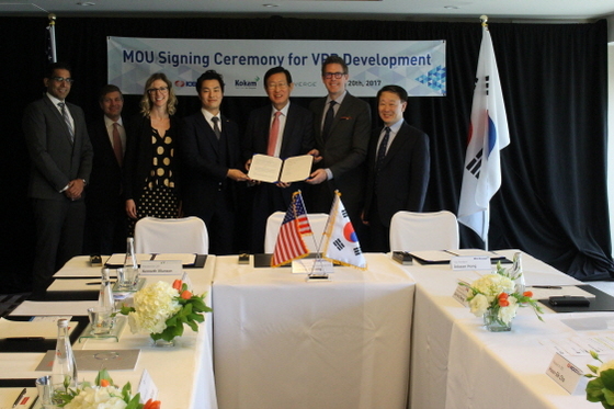 NSP통신-(왼쪽에서 네번째) KOKAM 총괄이사 홍인관, (왼쪽에서 다섯번째) 한국전력 사장 조환익, (완쪽에서 여섯번째) Sunverge CEO Kenneth Munson (한국전력 제공)