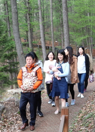 NSP통신-임산부 용인시 여직원들과 함께 태교숲길 체험하는 정찬민 용인시장. (용인시)