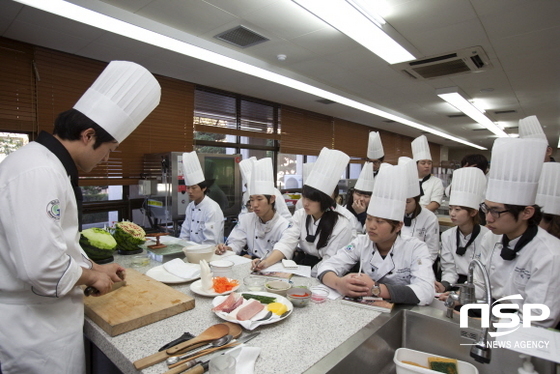 NSP통신-호산대 호텔외식조리과 학생들이 비학위과정으로 운영된 브런치카페 현장 맞춤형 창업강좌를 수강하고 있다. (사진=호산대학교)