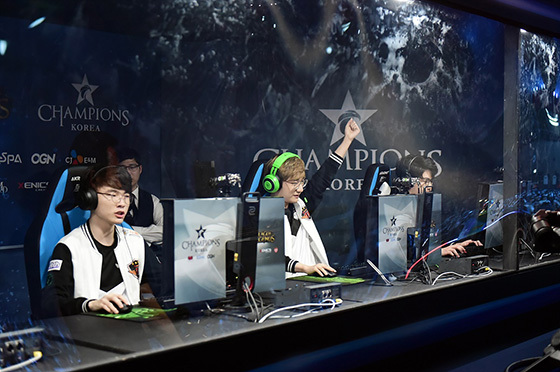 NSP통신-2017 LCK 스프링에서 맹활약한 피넛 한왕호 선수(사진 중앙).