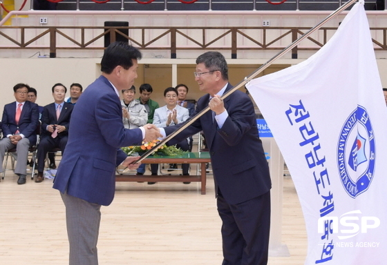 NSP통신-전라남도체육대회 폐회식에서 주철현 여수시장이 김갑섭 전라남도 행정부지사에게 대회기를 반납하고 있다. (여수시)