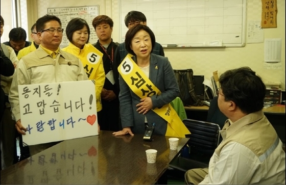 NSP통신-심상정 정의당 대선 후보가 복직자들과 함께 쌍용차 평택 공장을 방문하고 있다. (정의당)