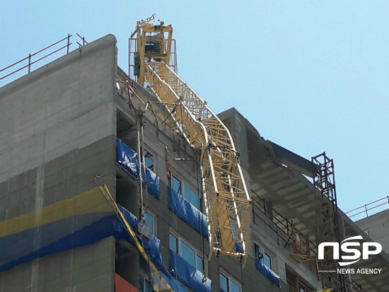 [NSP PHOTO]포항서 아파트 공사장 타워크레인 쓰러져...인명피해 없어