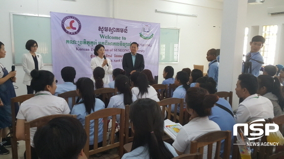 NSP통신-수성대 김선순 총장이 24일 캄보디아 프놈펜에서 한국어학원 개원식을 갖고, 100여명의 원생들을 대상으로 외국인 유학생들을 위한 장학제도, 기숙사 등에 관해 설명하고 있다. (사진=수성대학교)