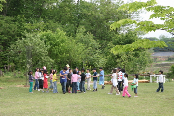 NSP통신-소나무미술학교에 어린이들이 함께 하고 있다. (대안미술공간소나무)