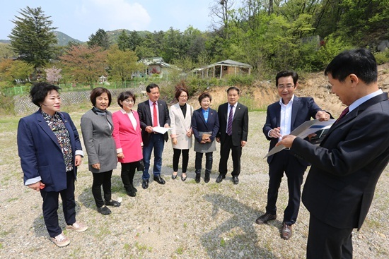 NSP통신-추가경정 예산안에 요구된 만안각 부지 매입 현장 방문 모습. (안양시의회)