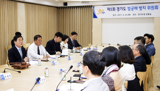 NSP통신-25일 오전 경기도청 신관 상황실에서 열린 제1회 경기도 빛공해 방지위원회에서 강득구 경기도연정부지사(왼쪽 첫번째)가 인사말을 하고 있다. (경기도)