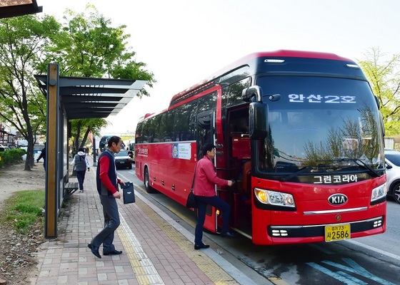 NSP통신-산업단지 내 근로자들이 지난 19일 새벽 6시 30분 안산역에서 공동 통근버스를 이용하고 있다. (안산시)