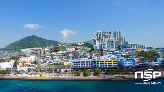 NSP통신-해양공원 주변 고 천사벽화마을과 종화동 자산마을 건물들의 외벽과 지붕에 아름다운 색을 입혀, 해양경관과 잘 어우러져 독창적인 모습을 보이고 있다. (여수시)