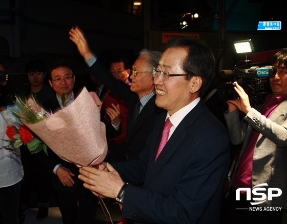 NSP통신-홍준표 자유한국당 대선 후보가 지지자에게 꽃을 받은 뒤 미소를 보이고 있다. (사진 = 김덕엽 기자)