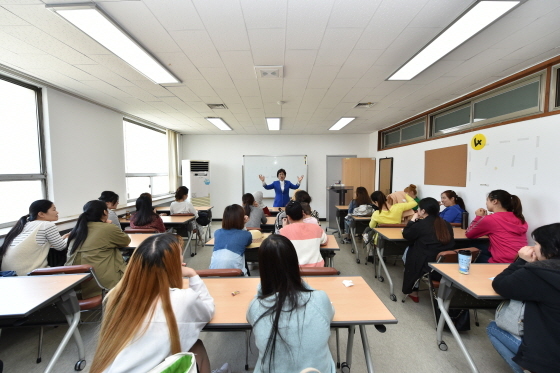 NSP통신-박남숙 용인시의회 부의장이 이날 용인시 한국어 처인교실 다문화가족 30여 명을 대상으로 웃음치료 강사로 나섰다. (의원실)