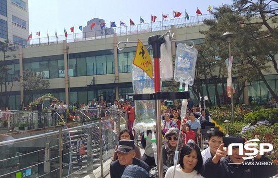 NSP통신-순천향대학교 부천병원 행복정원에서 환자들과 부천시민들이 베이비부 공연을 즐기고 있다 (박승봉 기자)