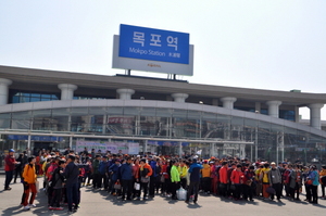 [NSP PHOTO]봄바람 따라 목포 여행 단체 관광객 북적