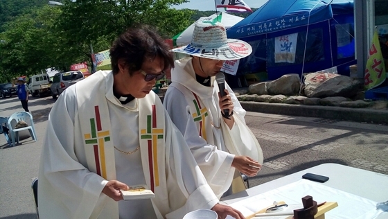 NSP통신-가톨릭 신부가 시국 미사를 진행하고 있다. (사진 = 김덕엽 기자)