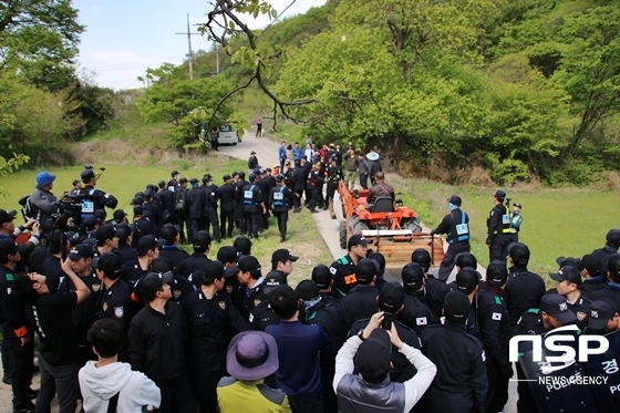 NSP통신-경북성주경찰서 관계자가 트랙터를 압수하고 있다. (사진 = 김덕엽 기자)