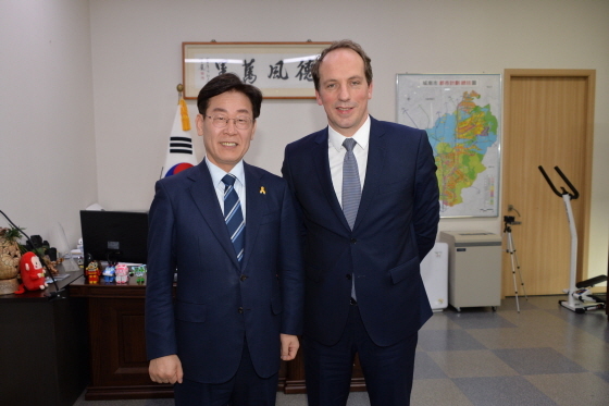 NSP통신-파비앙 폐논 주한 프랑스 대사와 회동을 갖는 이재명 성남시장. (성남시)