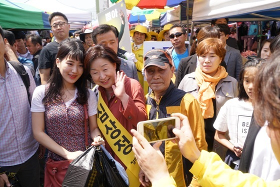 NSP통신-29일 심상정 후보가 성남시 모란시장 앞에서 지지자들과 기념촬영하고 있다. (정의당 경기도당)