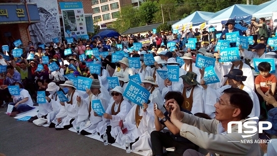 NSP통신-집회 참석자들이 미군의 기습적 유조차 반입 강행과 경찰의 무리한 진압에 대해 규탄했다. (사진 = 김덕엽 기자)