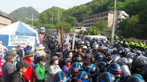 [NSP PHOTO]경북 성주군 소성리 마을주민들 미군 유조차 진입 저지…경찰과 3시여간 대치 벌여
