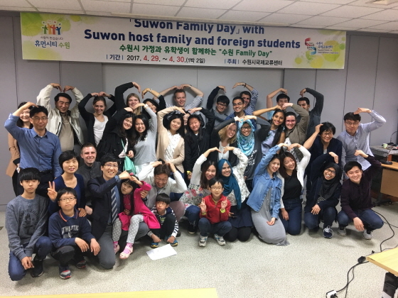 NSP통신-수원 Family Day 행사 참가자들이 사진촬영을 하는 모습. (수원시)